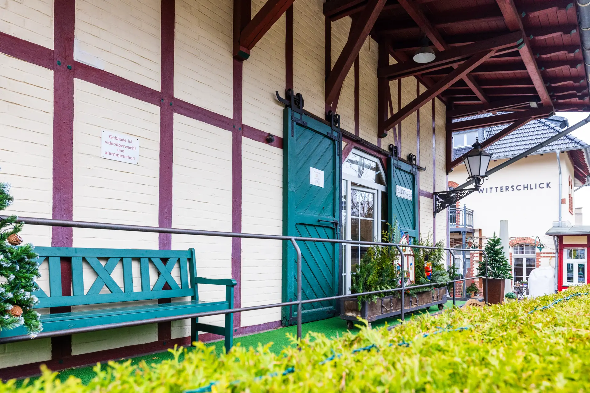 Vorderseite der alten Güterhalle des Bahnhof Witterschlick